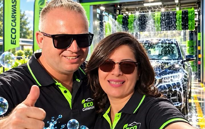El equipo de Eco Carwash con sus polos de la marca