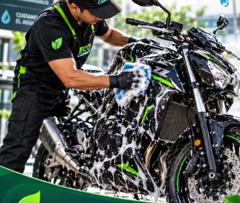 Lavado a mano de una moto naked negra con espuma